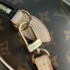 M46234（M45957）新版~本款 Speedy Bandoulière 20 手袋采选 Monogram 帆布、牛皮革饰边和织物内衬，以玲珑尺寸延续路易威登 Speedy 旅行袋的经典设计，搭配轧制皮革手柄和点缀品牌标识织纹的可拆卸并可调节织物肩带。尺寸：20.5 x 13.5 x 12.0 厘米 (长 x 高 x 宽)