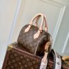 M46234（M45957）新版~本款 Speedy Bandoulière 20 手袋采选 Monogram 帆布、牛皮革饰边和织物内衬，以玲珑尺寸延续路易威登 Speedy 旅行袋的经典设计，搭配轧制皮革手柄和点缀品牌标识织纹的可拆卸并可调节织物肩带。尺寸：20.5 x 13.5 x 12.0 厘米 (长 x 高 x 宽)