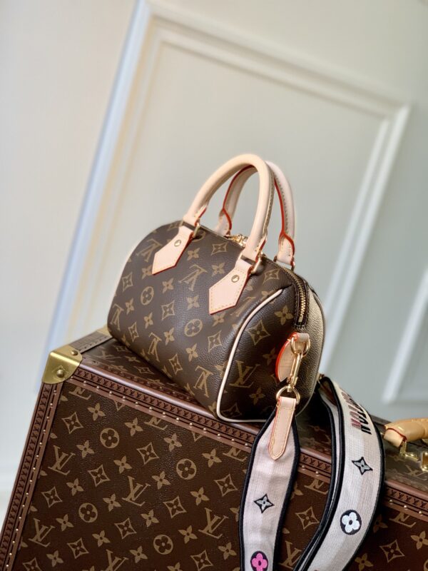 M46234（M45957）新版~本款 Speedy Bandoulière 20 手袋采选 Monogram 帆布、牛皮革饰边和织物内衬，以玲珑尺寸延续路易威登 Speedy 旅行袋的经典设计，搭配轧制皮革手柄和点缀品牌标识织纹的可拆卸并可调节织物肩带。尺寸：20.5 x 13.5 x 12.0 厘米 (长 x 高 x 宽)