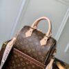 M46234（M45957）新版~本款 Speedy Bandoulière 20 手袋采选 Monogram 帆布、牛皮革饰边和织物内衬，以玲珑尺寸延续路易威登 Speedy 旅行袋的经典设计，搭配轧制皮革手柄和点缀品牌标识织纹的可拆卸并可调节织物肩带。尺寸：20.5 x 13.5 x 12.0 厘米 (长 x 高 x 宽)