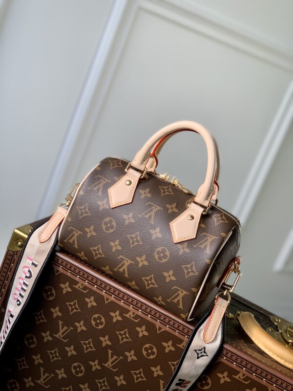 M46234（M45957）新版~本款 Speedy Bandoulière 20 手袋采选 Monogram 帆布、牛皮革饰边和织物内衬，以玲珑尺寸延续路易威登 Speedy 旅行袋的经典设计，搭配轧制皮革手柄和点缀品牌标识织纹的可拆卸并可调节织物肩带。尺寸：20.5 x 13.5 x 12.0 厘米 (长 x 高 x 宽)