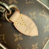 M46234（M45957）新版~本款 Speedy Bandoulière 20 手袋采选 Monogram 帆布、牛皮革饰边和织物内衬，以玲珑尺寸延续路易威登 Speedy 旅行袋的经典设计，搭配轧制皮革手柄和点缀品牌标识织纹的可拆卸并可调节织物肩带。尺寸：20.5 x 13.5 x 12.0 厘米 (长 x 高 x 宽)