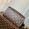 M46234（M45957）新版~本款 Speedy Bandoulière 20 手袋采选 Monogram 帆布、牛皮革饰边和织物内衬，以玲珑尺寸延续路易威登 Speedy 旅行袋的经典设计，搭配轧制皮革手柄和点缀品牌标识织纹的可拆卸并可调节织物肩带。尺寸：20.5 x 13.5 x 12.0 厘米 (长 x 高 x 宽)