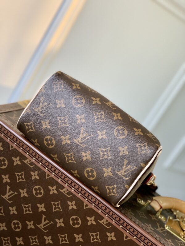 M46234（M45957）新版~本款 Speedy Bandoulière 20 手袋采选 Monogram 帆布、牛皮革饰边和织物内衬，以玲珑尺寸延续路易威登 Speedy 旅行袋的经典设计，搭配轧制皮革手柄和点缀品牌标识织纹的可拆卸并可调节织物肩带。尺寸：20.5 x 13.5 x 12.0 厘米 (长 x 高 x 宽)
