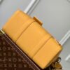 💰City Keepall 手袋 M21438 （59255）黑色男装艺术总监 Virgil Abloh 重新设计经典手袋 创造了本款男士 City Keepall 手袋 由黑色粒面皮革制成 细节设计采用黑白 Damier Distorted 帆布打造 饰有橘黄色 L*首字母标识 。尺寸：27 × 17× 13 厘米。