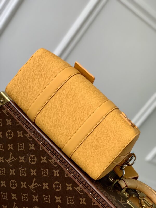 💰City Keepall 手袋 M21438 （59255）黑色男装艺术总监 Virgil Abloh 重新设计经典手袋 创造了本款男士 City Keepall 手袋 由黑色粒面皮革制成 细节设计采用黑白 Damier Distorted 帆布打造 饰有橘黄色 L*首字母标识 。尺寸：27 × 17× 13 厘米。