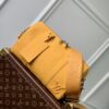 💰City Keepall 手袋 M21438 （59255）黑色男装艺术总监 Virgil Abloh 重新设计经典手袋 创造了本款男士 City Keepall 手袋 由黑色粒面皮革制成 细节设计采用黑白 Damier Distorted 帆布打造 饰有橘黄色 L*首字母标识 。尺寸：27 × 17× 13 厘米。