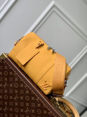 💰City Keepall 手袋 M21438 （59255）黑色男装艺术总监 Virgil Abloh 重新设计经典手袋 创造了本款男士 City Keepall 手袋 由黑色粒面皮革制成 细节设计采用黑白 Damier Distorted 帆布打造 饰有橘黄色 L*首字母标识 。尺寸：27 × 17× 13 厘米。