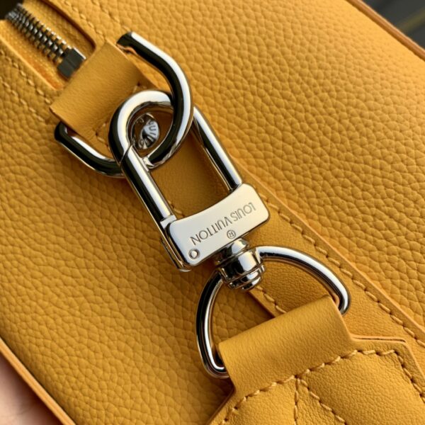 💰City Keepall 手袋 M21438 （59255）黑色男装艺术总监 Virgil Abloh 重新设计经典手袋 创造了本款男士 City Keepall 手袋 由黑色粒面皮革制成 细节设计采用黑白 Damier Distorted 帆布打造 饰有橘黄色 L*首字母标识 。尺寸：27 × 17× 13 厘米。