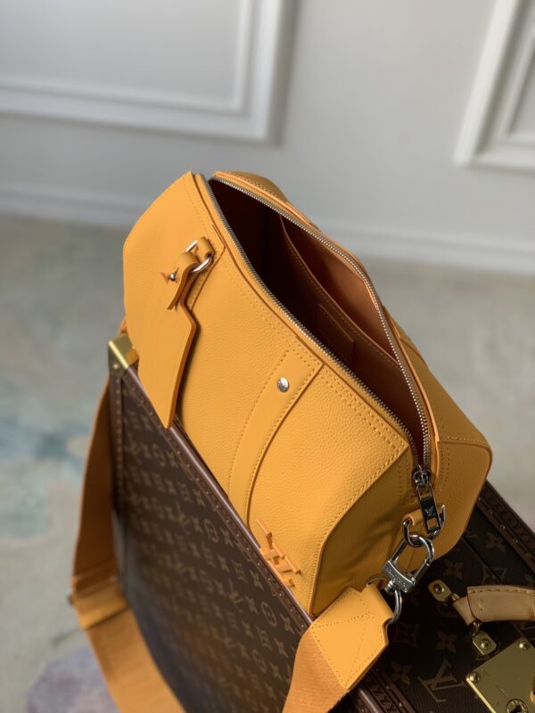 💰City Keepall 手袋 M21438 （59255）黑色男装艺术总监 Virgil Abloh 重新设计经典手袋 创造了本款男士 City Keepall 手袋 由黑色粒面皮革制成 细节设计采用黑白 Damier Distorted 帆布打造 饰有橘黄色 L*首字母标识 。尺寸：27 × 17× 13 厘米。