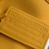 💰City Keepall 手袋 M21438 （59255）黑色男装艺术总监 Virgil Abloh 重新设计经典手袋 创造了本款男士 City Keepall 手袋 由黑色粒面皮革制成 细节设计采用黑白 Damier Distorted 帆布打造 饰有橘黄色 L*首字母标识 。尺寸：27 × 17× 13 厘米。