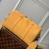 💰City Keepall 手袋 M21438 （59255）黑色男装艺术总监 Virgil Abloh 重新设计经典手袋 创造了本款男士 City Keepall 手袋 由黑色粒面皮革制成 细节设计采用黑白 Damier Distorted 帆布打造 饰有橘黄色 L*首字母标识 。尺寸：27 × 17× 13 厘米。