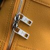 💰City Keepall 手袋 M21438 （59255）黑色男装艺术总监 Virgil Abloh 重新设计经典手袋 创造了本款男士 City Keepall 手袋 由黑色粒面皮革制成 细节设计采用黑白 Damier Distorted 帆布打造 饰有橘黄色 L*首字母标识 。尺寸：27 × 17× 13 厘米。