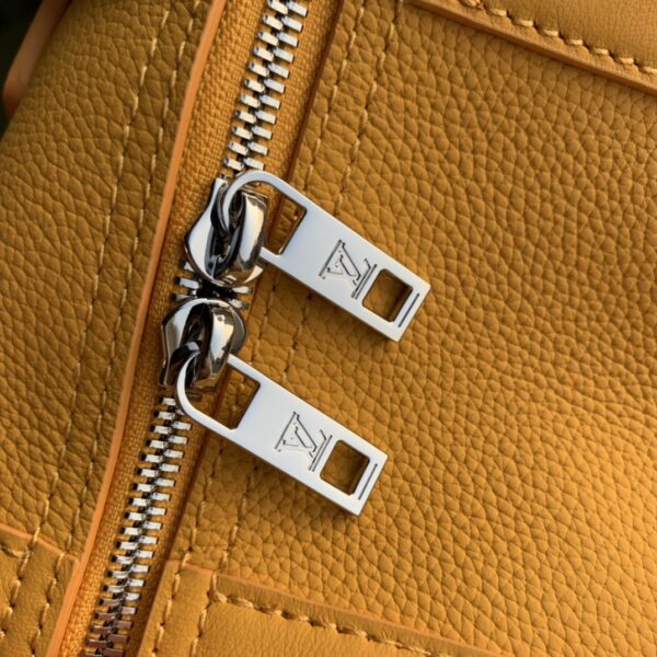 💰City Keepall 手袋 M21438 （59255）黑色男装艺术总监 Virgil Abloh 重新设计经典手袋 创造了本款男士 City Keepall 手袋 由黑色粒面皮革制成 细节设计采用黑白 Damier Distorted 帆布打造 饰有橘黄色 L*首字母标识 。尺寸：27 × 17× 13 厘米。