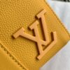 💰City Keepall 手袋 M21438 （59255）黑色男装艺术总监 Virgil Abloh 重新设计经典手袋 创造了本款男士 City Keepall 手袋 由黑色粒面皮革制成 细节设计采用黑白 Damier Distorted 帆布打造 饰有橘黄色 L*首字母标识 。尺寸：27 × 17× 13 厘米。