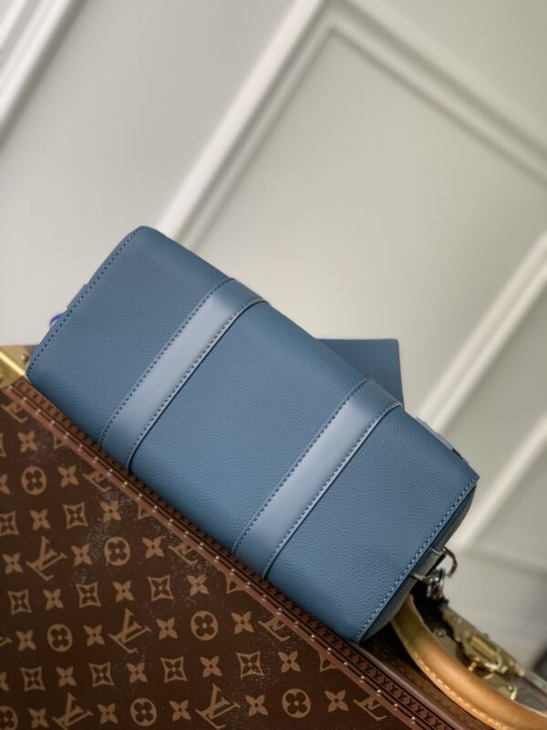 i1667064707_1470_2.jpg 💰City Keepall 手袋 M59328(59255)男装艺术总监 Virgil Abloh 重新设计经典手袋 创造了本款男士 City Keepall 手袋 由黑色粒面皮革制成 细节设计采用黑白 Damier Distorted 帆布打造 饰有橘蓝色L*首字母标识 。尺寸:27 × 17× 13 厘米