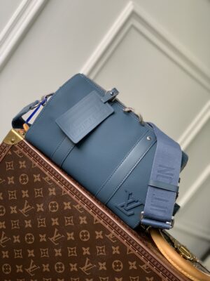 💰City Keepall 手袋 M59328（59255）男装艺术总监 Virgil Abloh 重新设计经典手袋 创造了本款男士 City Keepall 手袋 由黑色粒面皮革制成 细节设计采用黑白 Damier Distorted 帆布打造 饰有橘蓝色L*首字母标识 。尺寸：27 × 17× 13 厘米