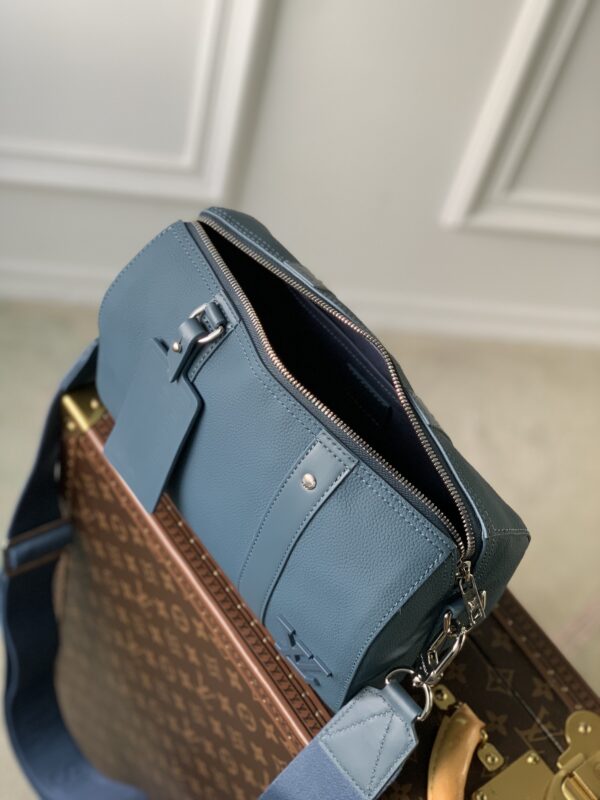 i1667064707_3862_7.jpg 💰City Keepall 手袋 M59328(59255)男装艺术总监 Virgil Abloh 重新设计经典手袋 创造了本款男士 City Keepall 手袋 由黑色粒面皮革制成 细节设计采用黑白 Damier Distorted 帆布打造 饰有橘蓝色L*首字母标识 。尺寸:27 × 17× 13 厘米