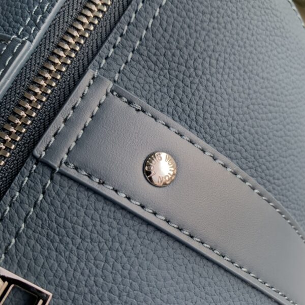 i1667064707_3999_6.jpg 💰City Keepall 手袋 M59328(59255)男装艺术总监 Virgil Abloh 重新设计经典手袋 创造了本款男士 City Keepall 手袋 由黑色粒面皮革制成 细节设计采用黑白 Damier Distorted 帆布打造 饰有橘蓝色L*首字母标识 。尺寸:27 × 17× 13 厘米