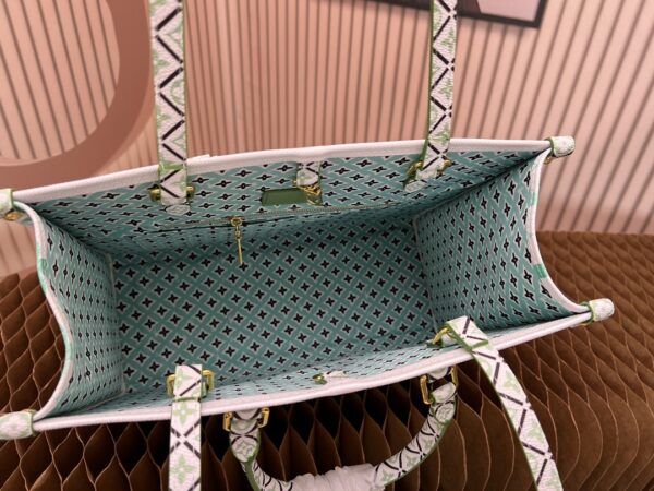 i1701539938_2107_3.jpg 💰升级原版 【M22975】M46833M46542 ONTHEGO 中号手袋M45494杏印45495黑印45496白印45982棕印 M44571 Monogram 图先案印染后压印软柔于粒面牛皮 其裕充内里容可纳笔记本电及脑其他办公品用 长短柄手便于手或提肩背 size:34x26x13cm