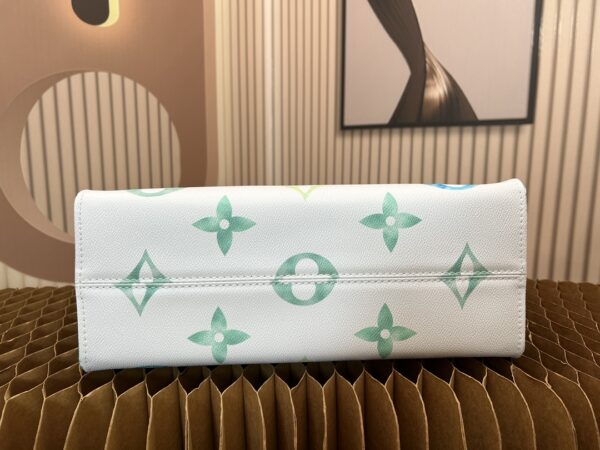 i1701539938_8721_2.jpg 💰升级原版 【M22975】M46833M46542 ONTHEGO 中号手袋M45494杏印45495黑印45496白印45982棕印 M44571 Monogram 图先案印染后压印软柔于粒面牛皮 其裕充内里容可纳笔记本电及脑其他办公品用 长短柄手便于手或提肩背 size:34x26x13cm