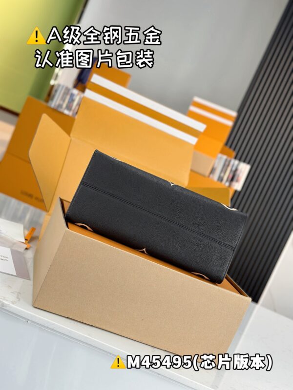 【特级MB原厂皮】 ONTHEGO 中号手袋型号：M45495材料：A+级全钢五金，进口原厂皮包装：全套特级免税MB包装尺寸：35x27x14cm