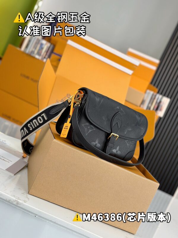 【特级MB原厂皮】 DIANE 手袋型号：M46386材料：A+级全钢五金，进口原厂皮包装：全套特级免税MB包装尺寸：24x15x9cm。123121350