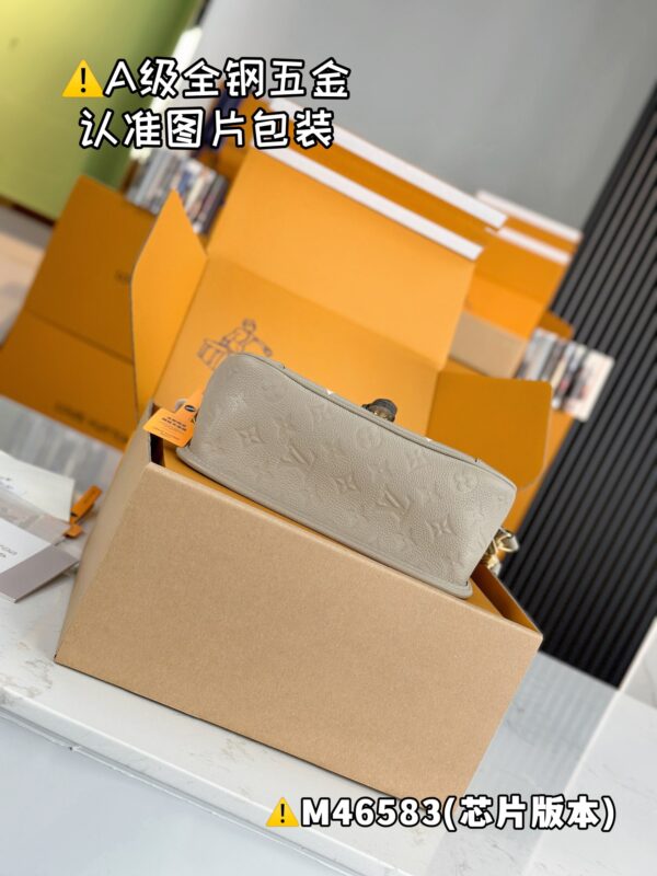 【特级MB原厂皮】DIANE 手袋型号：M46583材料：A+级全钢五金，进口原厂皮包装：全套特级免税MB包装尺寸：24x15x9cm