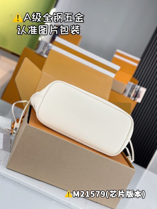 【特级MB原厂皮】 NEVERFULL 中号手袋型号：M21579材料：A+级全钢五金，进口原厂皮包装：全套特级免税MB包装尺寸：31x28x14cm