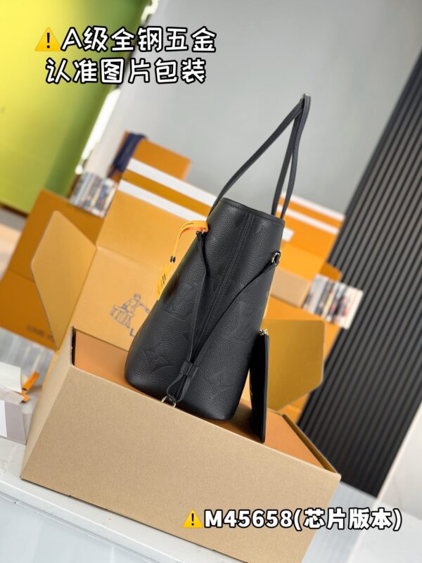 【特级MB原厂皮】 NEVERFULL 中号手袋型号：M45658材料：A+级全钢五金，进口原厂皮包装：全套特级免税MB包装尺寸：31x28x14cm。150121600