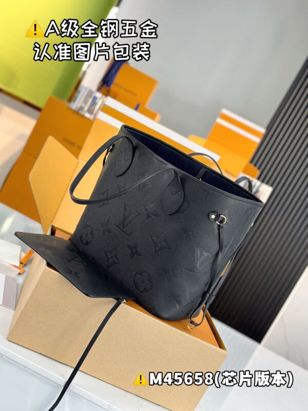 【特级MB原厂皮】 NEVERFULL 中号手袋型号：M45658材料：A+级全钢五金，进口原厂皮包装：全套特级免税MB包装尺寸：31x28x14cm。150121600