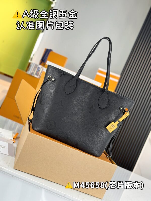 【特级MB原厂皮】 NEVERFULL 中号手袋型号：M45658材料：A+级全钢五金，进口原厂皮包装：全套特级免税MB包装尺寸：31x28x14cm