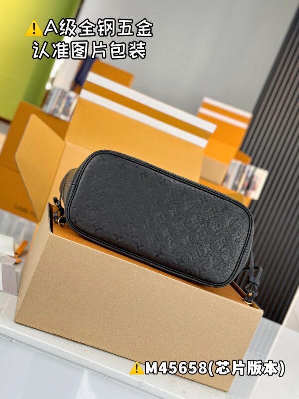 【特级MB原厂皮】 NEVERFULL 中号手袋型号：M45658材料：A+级全钢五金，进口原厂皮包装：全套特级免税MB包装尺寸：31x28x14cm。150121600