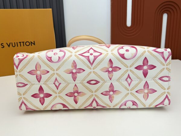 i1717698765_1169_5.jpg 变色皮,无折痕升级版,M11262,M40518ONTHEGO 中号手袋Onthego 中号手袋将经典 Monogram 帆布与 Monogram Reverse 帆布分饰两侧,迥异风尚随心呈现。Toron 双手柄与肩带实现多种背携方式。详细特征35 x 27 x 14 厘米 (长度 x 高x宽)Monogram 和 Monogram Reverse 涂层帆布饰边织物内衬