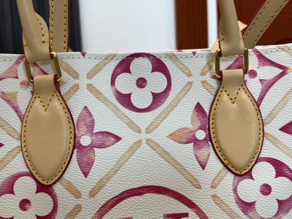 i1717698765_1321_3.jpg 变色皮,无折痕升级版,M11262,M40518ONTHEGO 中号手袋Onthego 中号手袋将经典 Monogram 帆布与 Monogram Reverse 帆布分饰两侧,迥异风尚随心呈现。Toron 双手柄与肩带实现多种背携方式。详细特征35 x 27 x 14 厘米 (长度 x 高x宽)Monogram 和 Monogram Reverse 涂层帆布饰边织物内衬