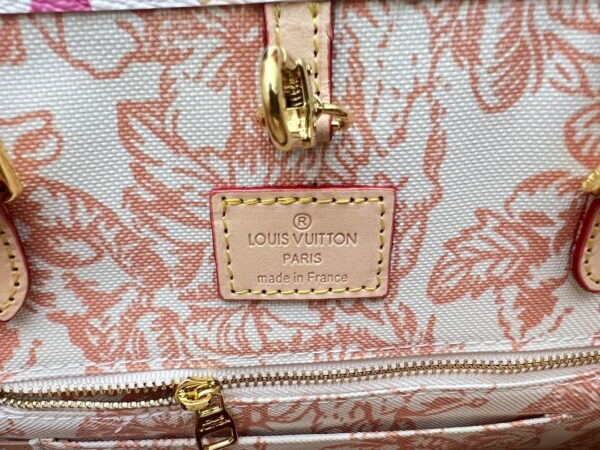 i1717698765_5828_2.jpg 变色皮,无折痕升级版,M11262,M40518ONTHEGO 中号手袋Onthego 中号手袋将经典 Monogram 帆布与 Monogram Reverse 帆布分饰两侧,迥异风尚随心呈现。Toron 双手柄与肩带实现多种背携方式。详细特征35 x 27 x 14 厘米 (长度 x 高x宽)Monogram 和 Monogram Reverse 涂层帆布饰边织物内衬