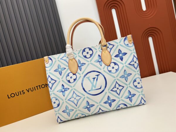 变色皮，无折痕升级版，M11262，M40518ONTHEGO 中号手袋Onthego 中号手袋将经典 Monogram 帆布与 Monogram Reverse 帆布分饰两侧，迥异风尚随心呈现。Toron 双手柄与肩带实现多种背携方式。详细特征35 x 27 x 14 厘米 (长度 x 高x宽）Monogram 和 Monogram Reverse 涂层帆布饰边织物内衬