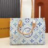变色皮，无折痕升级版，M11262，M40518ONTHEGO 中号手袋Onthego 中号手袋将经典 Monogram 帆布与 Monogram Reverse 帆布分饰两侧，迥异风尚随心呈现。Toron 双手柄与肩带实现多种背携方式。详细特征35 x 27 x 14 厘米 (长度 x 高x宽）Monogram 和 Monogram Reverse 涂层帆布饰边织物内衬