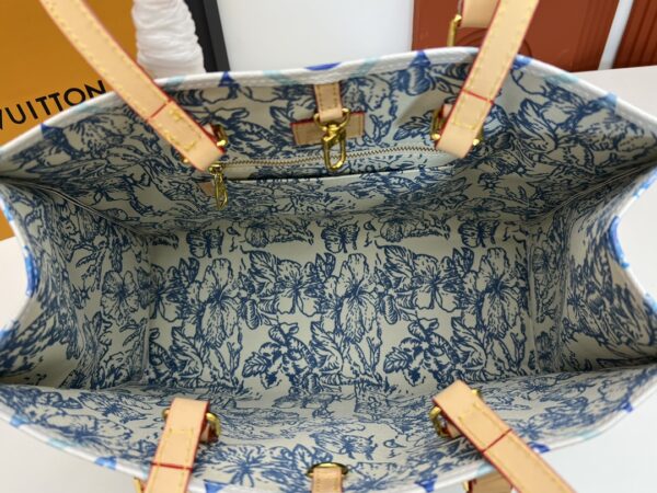 变色皮，无折痕升级版，M11262，M40518ONTHEGO 中号手袋Onthego 中号手袋将经典 Monogram 帆布与 Monogram Reverse 帆布分饰两侧，迥异风尚随心呈现。Toron 双手柄与肩带实现多种背携方式。详细特征35 x 27 x 14 厘米 (长度 x 高x宽）Monogram 和 Monogram Reverse 涂层帆布饰边织物内衬