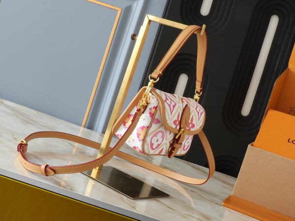 i1728408364_1479_2.jpg 💰升级原版 M83621 M83300 M83566 M45985 本款 Nano Diane 手袋出自 LV By the Pool 夏日系列,将 Diane 手袋浓缩为袖珍版本。涂层帆布呈现缤纷 Monogram Tiles 图案,洋溢浪漫地中海风情。扣带开启圆润翻盖,皮革饰边增添典雅气息。尺寸:19.0 x 10.5 x 6.0 厘米 (长 x 高 x 宽)