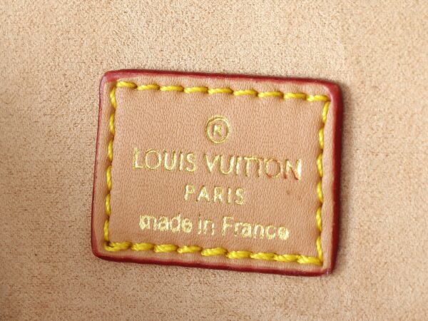 i1728408364_3317_7.jpg 💰升级原版 M83621 M83300 M83566 M45985 本款 Nano Diane 手袋出自 LV By the Pool 夏日系列,将 Diane 手袋浓缩为袖珍版本。涂层帆布呈现缤纷 Monogram Tiles 图案,洋溢浪漫地中海风情。扣带开启圆润翻盖,皮革饰边增添典雅气息。尺寸:19.0 x 10.5 x 6.0 厘米 (长 x 高 x 宽)