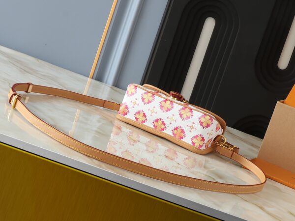 i1728408364_4581_0.jpg 💰升级原版 M83621 M83300 M83566 M45985 本款 Nano Diane 手袋出自 LV By the Pool 夏日系列,将 Diane 手袋浓缩为袖珍版本。涂层帆布呈现缤纷 Monogram Tiles 图案,洋溢浪漫地中海风情。扣带开启圆润翻盖,皮革饰边增添典雅气息。尺寸:19.0 x 10.5 x 6.0 厘米 (长 x 高 x 宽)