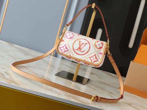 i1728408364_4865_4.jpg 💰升级原版 M83621 M83300 M83566 M45985 本款 Nano Diane 手袋出自 LV By the Pool 夏日系列,将 Diane 手袋浓缩为袖珍版本。涂层帆布呈现缤纷 Monogram Tiles 图案,洋溢浪漫地中海风情。扣带开启圆润翻盖,皮革饰边增添典雅气息。尺寸:19.0 x 10.5 x 6.0 厘米 (长 x 高 x 宽)