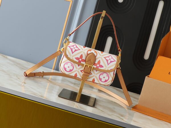 i1728408364_4908_5.jpg 💰升级原版 M83621 M83300 M83566 M45985 本款 Nano Diane 手袋出自 LV By the Pool 夏日系列,将 Diane 手袋浓缩为袖珍版本。涂层帆布呈现缤纷 Monogram Tiles 图案,洋溢浪漫地中海风情。扣带开启圆润翻盖,皮革饰边增添典雅气息。尺寸:19.0 x 10.5 x 6.0 厘米 (长 x 高 x 宽)