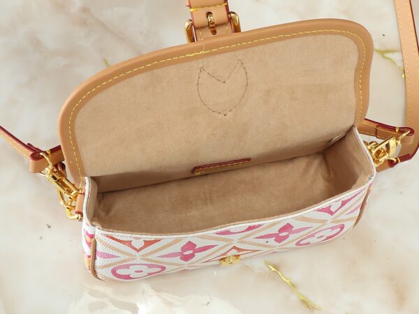 i1728408364_7240_8.jpg 💰升级原版 M83621 M83300 M83566 M45985 本款 Nano Diane 手袋出自 LV By the Pool 夏日系列,将 Diane 手袋浓缩为袖珍版本。涂层帆布呈现缤纷 Monogram Tiles 图案,洋溢浪漫地中海风情。扣带开启圆润翻盖,皮革饰边增添典雅气息。尺寸:19.0 x 10.5 x 6.0 厘米 (长 x 高 x 宽)