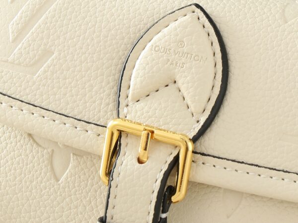 💰升级原版 M83621 M83300 M83566 M45985 本款 Nano Diane 手袋出自 LV By the Pool 夏日系列，将 Diane 手袋浓缩为袖珍版本。涂层帆布呈现缤纷 Monogram Tiles 图案，洋溢浪漫地中海风情。扣带开启圆润翻盖，皮革饰边增添典雅气息。尺寸:19.0 x 10.5 x 6.0 厘米 (长 x 高 x 宽)