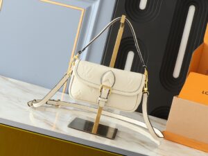 💰升级原版 M83621 M83300 M83566 M45985 本款 Nano Diane 手袋出自 LV By the Pool 夏日系列，将 Diane 手袋浓缩为袖珍版本。涂层帆布呈现缤纷 Monogram Tiles 图案，洋溢浪漫地中海风情。扣带开启圆润翻盖，皮革饰边增添典雅气息。尺寸:19.0 x 10.5 x 6.0 厘米 (长 x 高 x 宽)