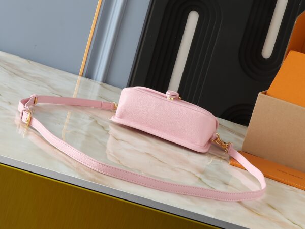 i1728408431_5519_1.jpg 💰升级原版 M83621 M83300 M83566 M45985 本款 Nano Diane 手袋出自 LV By the Pool 夏日系列,将 Diane 手袋浓缩为袖珍版本。涂层帆布呈现缤纷 Monogram Tiles 图案,洋溢浪漫地中海风情。扣带开启圆润翻盖,皮革饰边增添典雅气息。尺寸:19.0 x 10.5 x 6.0 厘米 (长 x 高 x 宽)