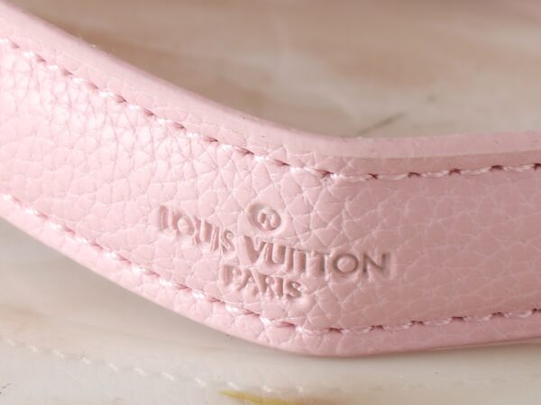 i1728408431_6588_8.jpg 💰升级原版 M83621 M83300 M83566 M45985 本款 Nano Diane 手袋出自 LV By the Pool 夏日系列,将 Diane 手袋浓缩为袖珍版本。涂层帆布呈现缤纷 Monogram Tiles 图案,洋溢浪漫地中海风情。扣带开启圆润翻盖,皮革饰边增添典雅气息。尺寸:19.0 x 10.5 x 6.0 厘米 (长 x 高 x 宽)