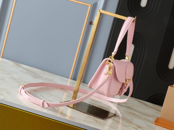 i1728408431_7712_0.jpg 💰升级原版 M83621 M83300 M83566 M45985 本款 Nano Diane 手袋出自 LV By the Pool 夏日系列,将 Diane 手袋浓缩为袖珍版本。涂层帆布呈现缤纷 Monogram Tiles 图案,洋溢浪漫地中海风情。扣带开启圆润翻盖,皮革饰边增添典雅气息。尺寸:19.0 x 10.5 x 6.0 厘米 (长 x 高 x 宽)